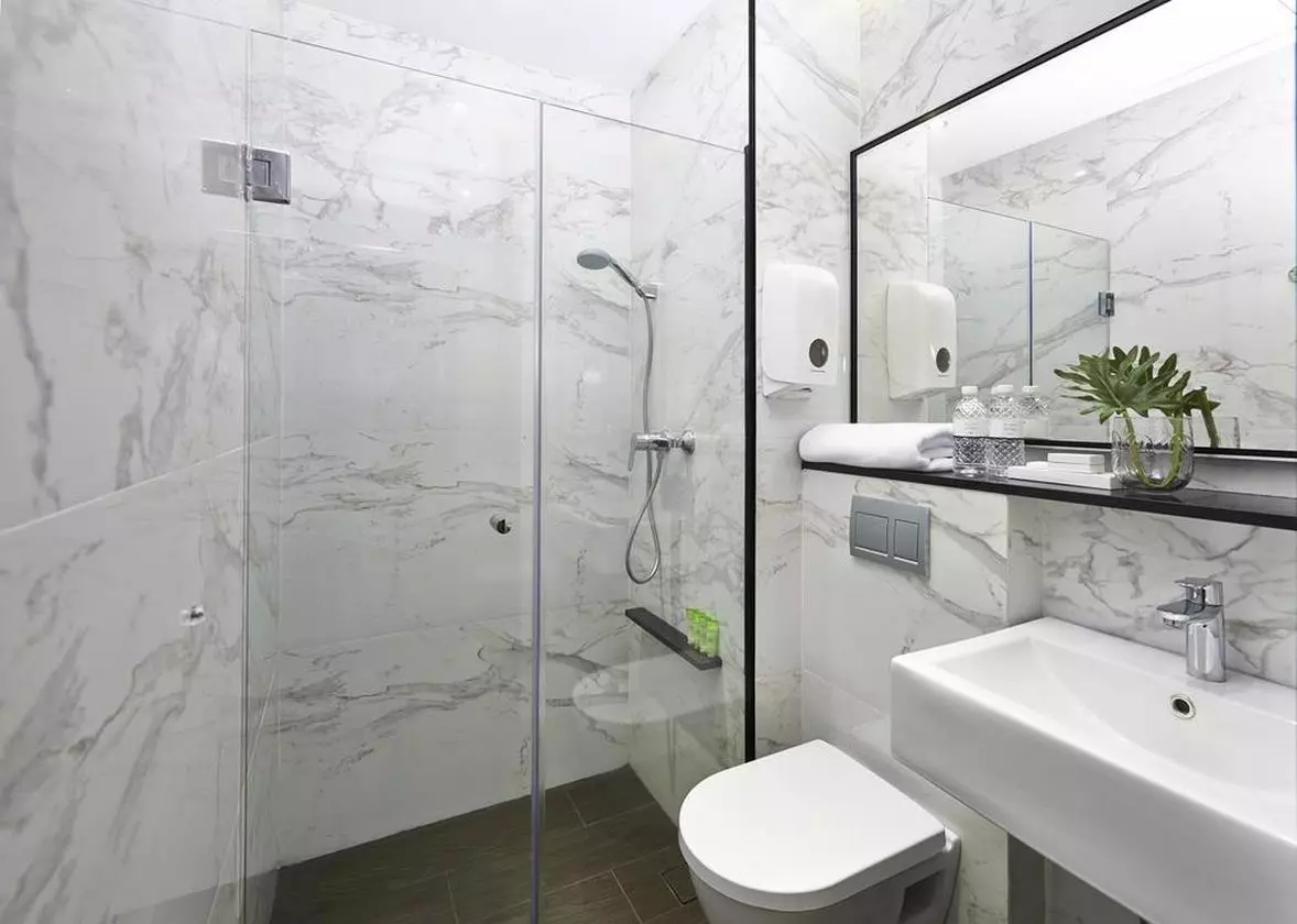 Hotel Boss singapure bathroom (Copy).jpg